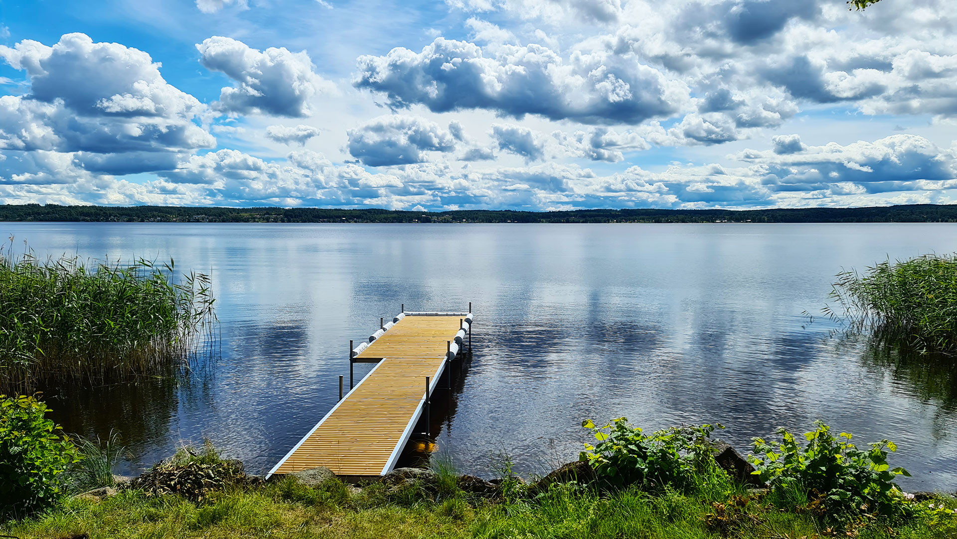 Träbrygga ut över vattnet