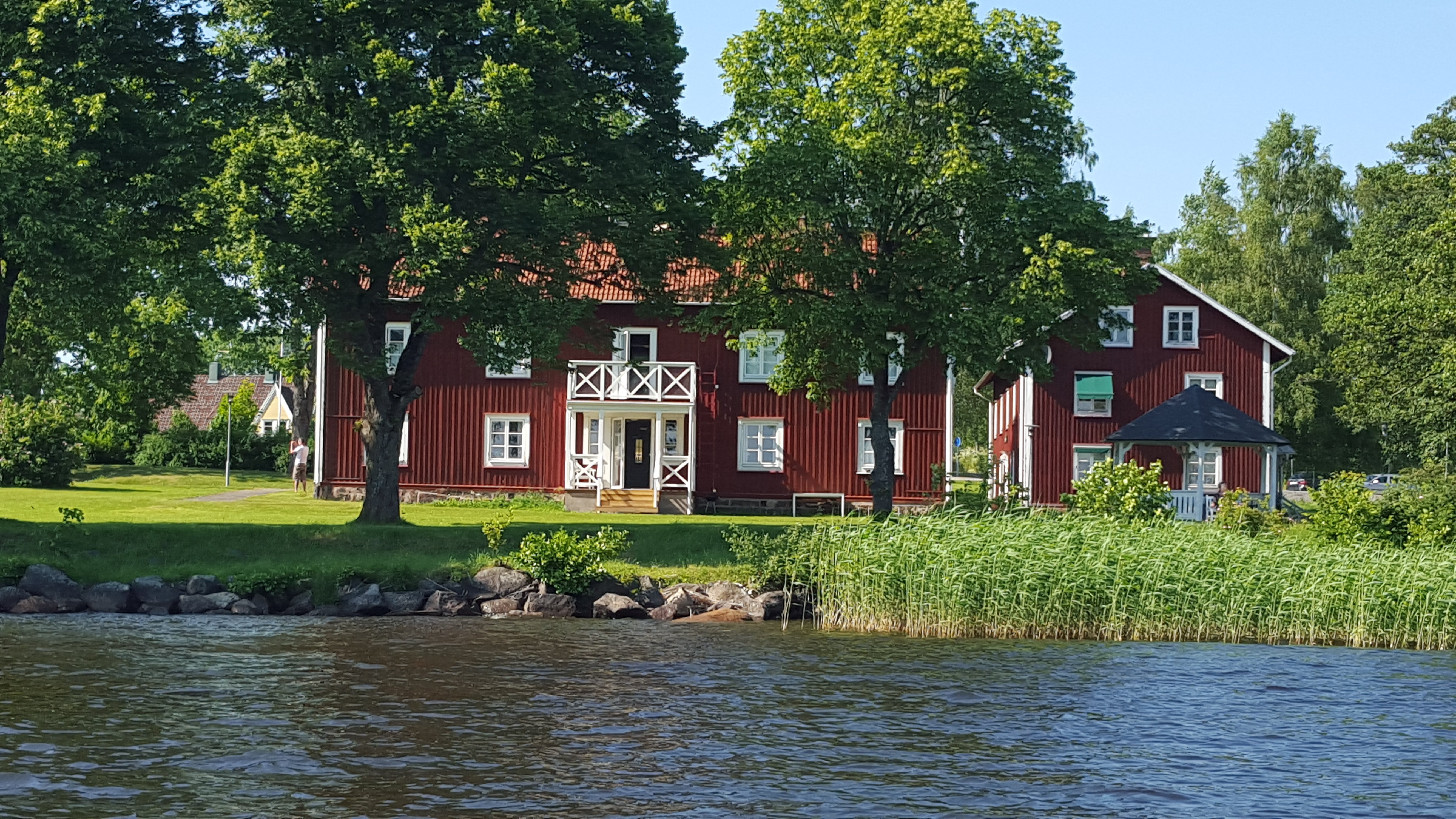 Parken med sjön i bakgrunden