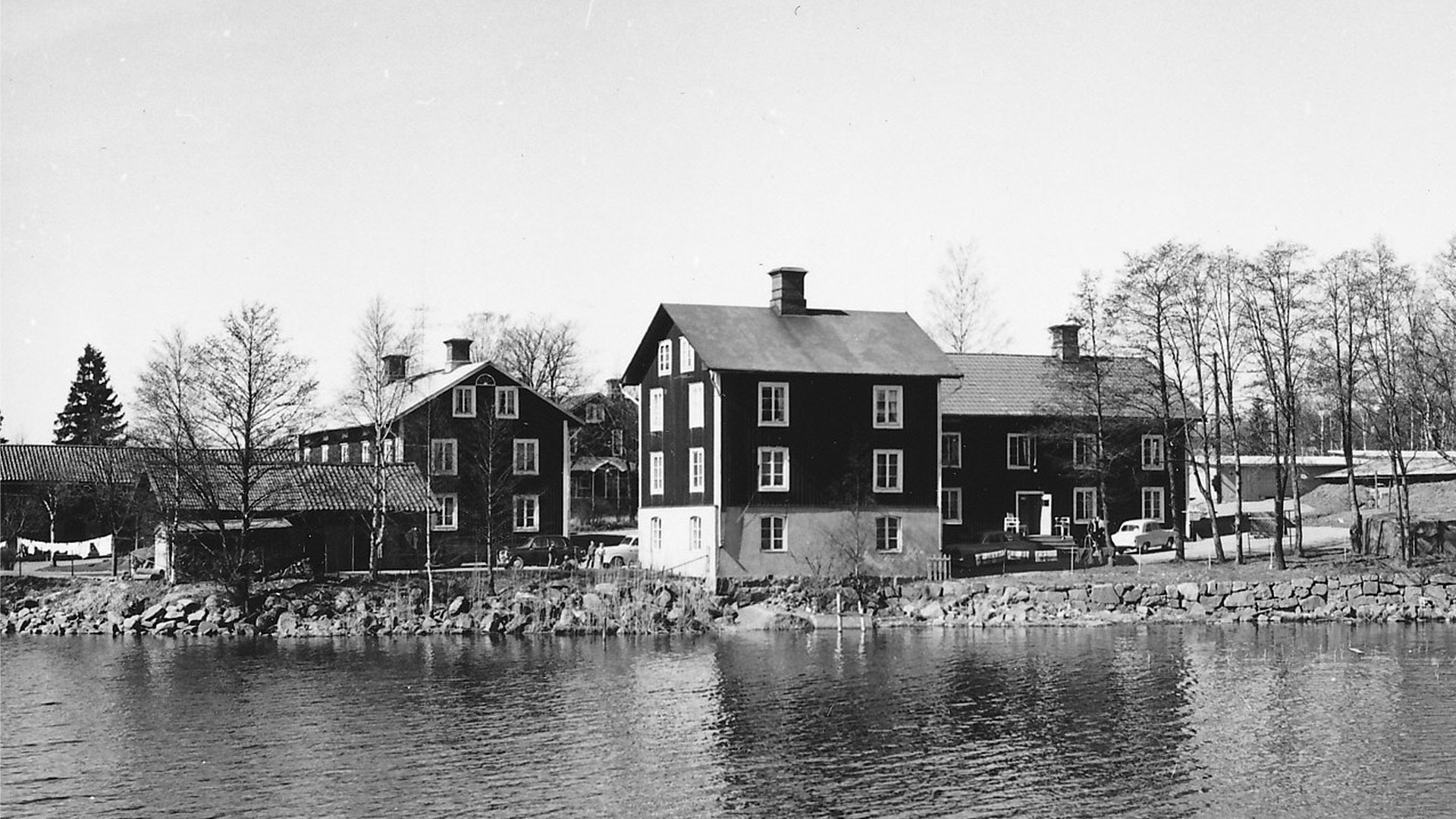 Udden och byggnaderna vid vattnet