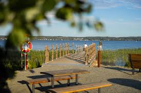 Spöfiske från brygga vid insjö (illustrationsbild)