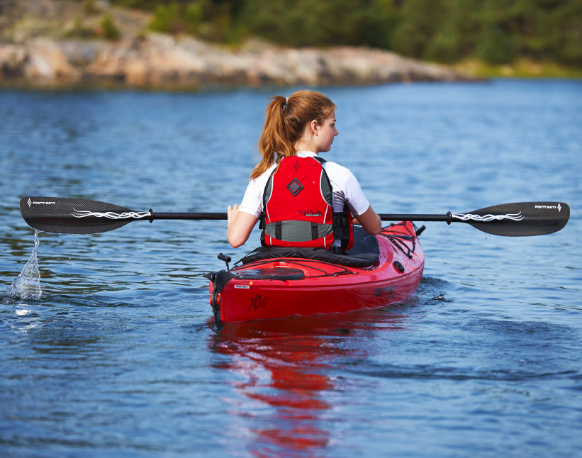 Personer som paddlar kajak och står på SUP-brädor (illustrationsbild)