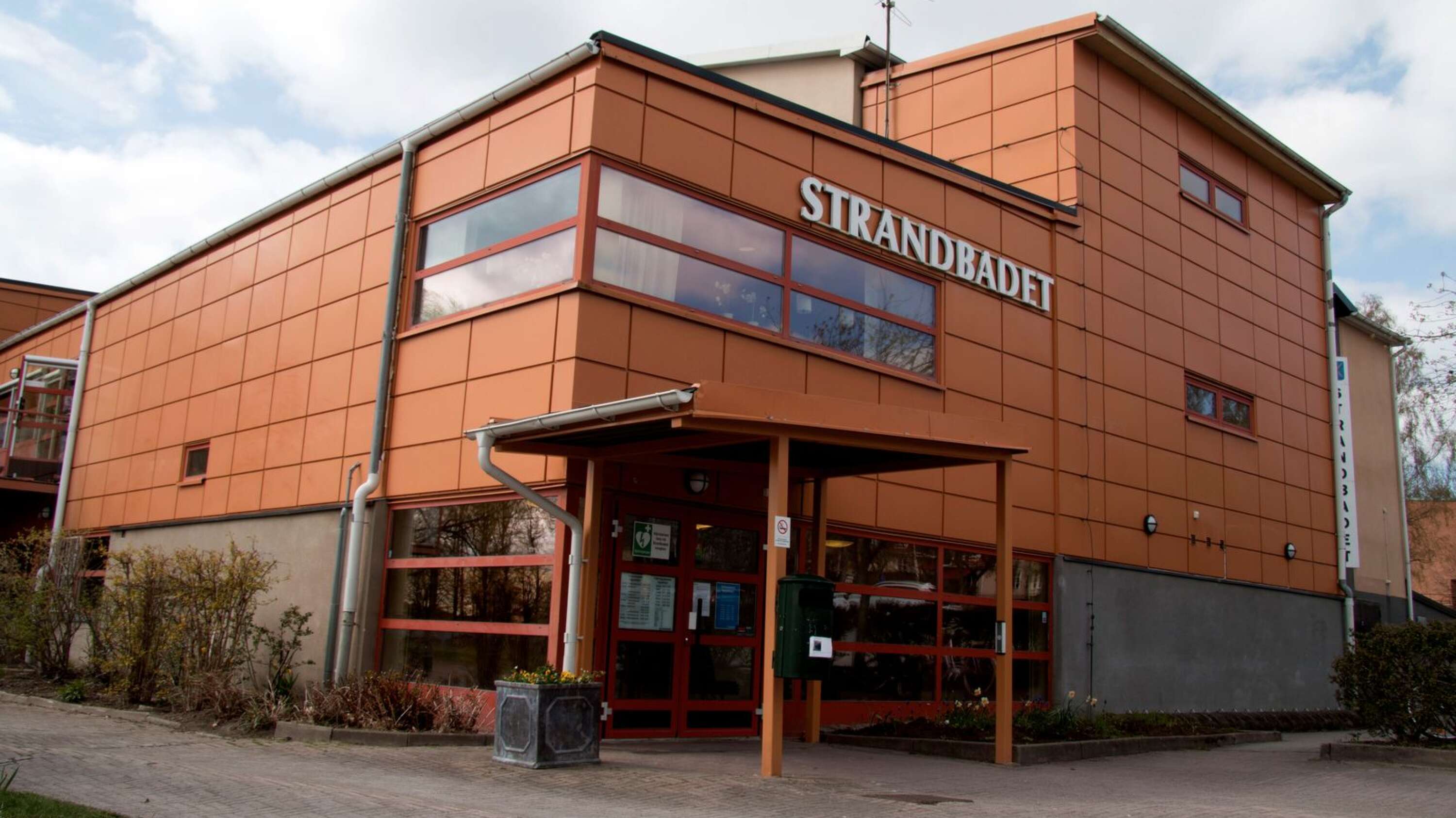 Inomhusbad med simbassäng och banlinor (illustrationsbild)