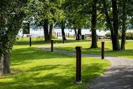 Promenadstig längs vatten (illustrationsbild)