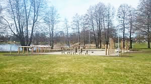 Utegym med träningsredskap i parkmiljö (illustrationsbild)